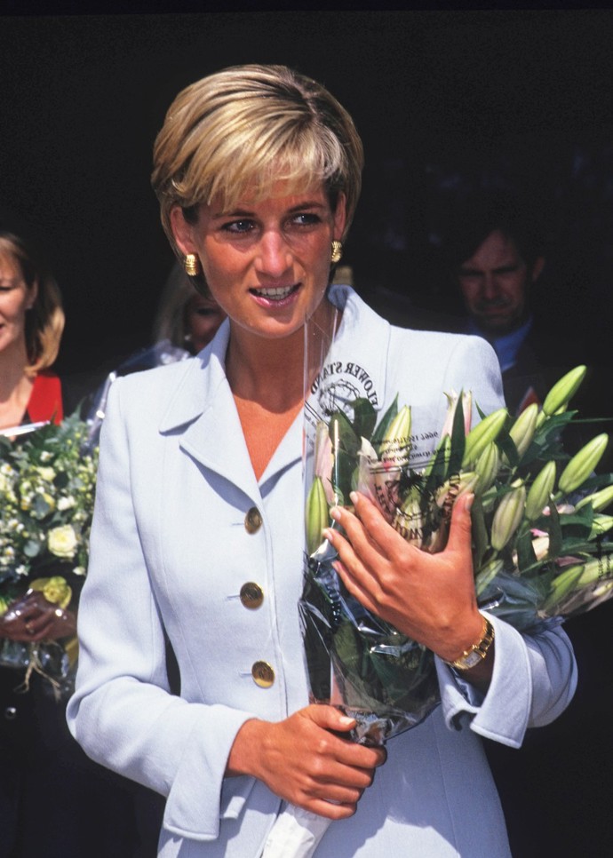 Ještě vyšší cíle si Diana kladla na jaře 1997, kdy svým seriózním vystupováním a neustálou dobročinností chtěla obměkčit rodinu svého milého, aby jim dala svolení k sňatku. Vzdor úchvatnému bleďounce modrému kostýmku Catherine Walker její snaha přišla vniveč.