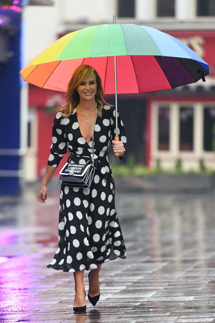 Barvy duhy zkombinovala dešťová víla Amanda s puntíkatými šaty a veselý outfit, který rozzáří sebepropršenější den, byl na světě.