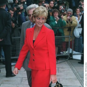 Zcela jiný vzkaz pak vyslala červeným kostýmkem Catherine Walker v roce 1996. Tehdy byla šťastně zadaná a s milence Hasnatem Khanem plánovala společnou budoucnost. Kostýmek v jejím podání byl symbolem klidu, vyrovnanosti a serióznosti.