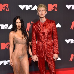 Pár je extravagantními modely vyvolávajícími patřičný ohlas doslova proslulý. Takto si vyrazili na udílení cen MTV v roce 2021.