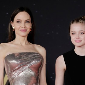 Stejné plné rty, stejný pohled. Shiloh Jolie-Pitt (17) roste do krásy a stále více se podobá mamince Angelině Jolie (48).