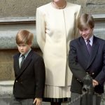 Desetiletý princ William (vpravo) na fotografii z roku 1992 s maminkou, princeznou Dianou, a bratrem, princem Harrym.