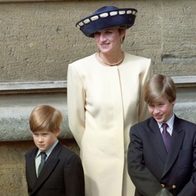 Desetiletý princ William (vpravo) na fotografii z roku 1992 s maminkou, princeznou Dianou, a bratrem, princem Harrym.