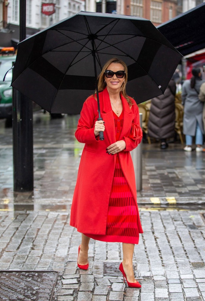 Jak vidno, zatímco oblečení mění jako na běžícím pásu, věrná naopak zůstává víceméně dvěma oblíbeným deštníkům.