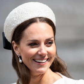 Podle magazínu Hello! vlastní Kate Middleton sbírku čelenek v hodnotě 10 tisíc liber, tedy necelých 300 tisíc korun. My vám nyní představíme ty nejkrásnější z nich. V dubnu loňského roku navštívila vévodkyně z Cambridge westminsterské opatství v úchvatných bílých šatech od Alexandera McQueena. Čím ale upoutala pozornost, byla čelenka, jíž outfit korunovala. Bílý model s černou mašlí zvaný Calypso Halo pochází z dílny Jane Taylor a stojí 23 tisíc korun.