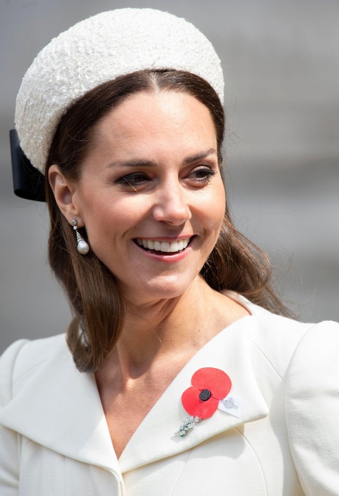 Podle magazínu Hello! vlastní Kate Middleton sbírku čelenek v hodnotě 10 tisíc liber, tedy necelých 300 tisíc korun. My vám nyní představíme ty nejkrásnější z nich. V dubnu loňského roku navštívila vévodkyně z Cambridge westminsterské opatství v úchvatných bílých šatech od Alexandera McQueena. Čím ale upoutala pozornost, byla čelenka, jíž outfit korunovala. Bílý model s černou mašlí zvaný Calypso Halo pochází z dílny Jane Taylor a stojí 23 tisíc korun.