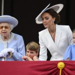 A obzvláště nudné je sledování nejrůznějších akcí z balkonu královského paláce (čtyřletý princ Louis, 2022)...