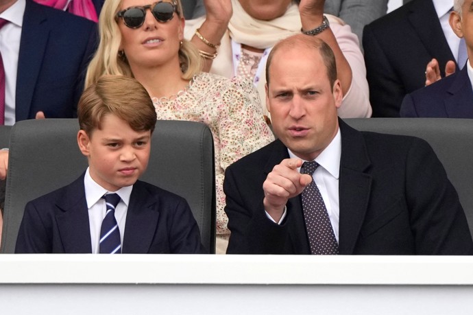 Otec se synem mají podle všeho vřelý vztah, i když na veřejnosti ho moc často najevo nedávají. Nesluší se to zřejmě majestátu budoucích králů.