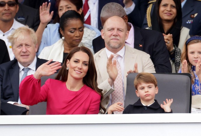 A i to zdravení během vojenské přehlídky jednoho vyčerpá. Princ Louis v roce 2022...