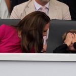 Nicméně Louis není prvním členem britské královské rodiny, který se na veřejnosti chová, řekněme, ne úplně důstojně. Stejný problém měl už i jeho děda Karel III.! Jsou si nejen vizuálně nesmírně podobní, ale také mají evidentně stejnou povahu.