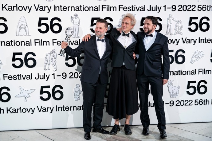 Režisér Štěpán Vodrážka si minulý rok došel pro cenu na festivalu v Karlových Varech v černé sukni.  