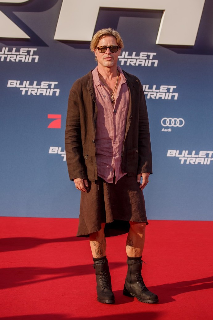 Americký herec Brad Pitt se v sukni objevil na premiéře svého filmu Bullet Train v roce 2022 v Berlíně. 