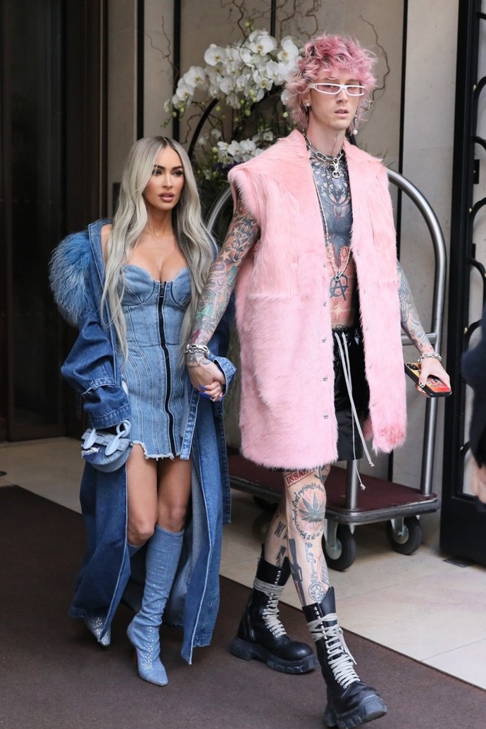 Pařížský Fashion Week v roce 2022 využil pár k prezentaci další ze svých propracovaných kreací.