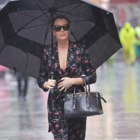 Nebo černými květovanými s odhaleným dekoltem.