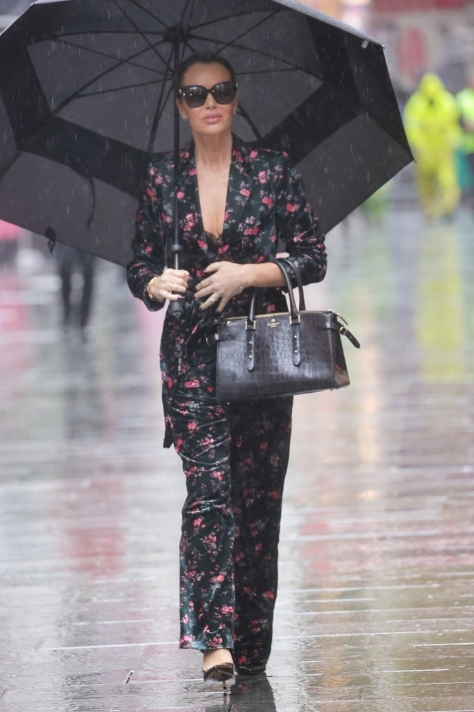 Nebo černými květovanými s odhaleným dekoltem.