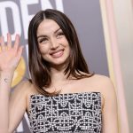 Ana de Armas a její sestříhané vlasy do tvaru písmene U. 
