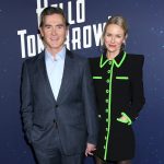 Všem ženám tak dává naději, že ani v pozdním věku není třeba rezignovat na lásku (na snímku herečka s novomanželem). Stejně jako na kariéru, kterou Naomi Watts momentálně zdárně restartuje.