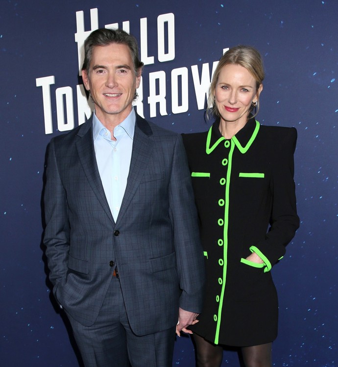 Všem ženám tak dává naději, že ani v pozdním věku není třeba rezignovat na lásku (na snímku herečka s novomanželem). Stejně jako na kariéru, kterou Naomi Watts momentálně zdárně restartuje.