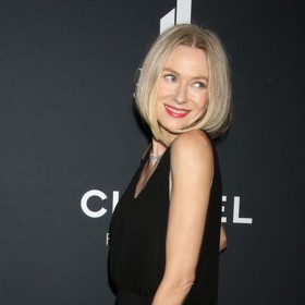 Naomi Watts na svůj věk rozhodně nevypadá. Lituje ale jedné věci, a to faktu, že před téměř 20 lety, kdy jí začal přechod, mnoho o této fázi ženského života nevěděla a cítila se kvůli tomu mizerně. Nyní proto spolupracuje s organizací, která v tomto směru šíří osvětu.