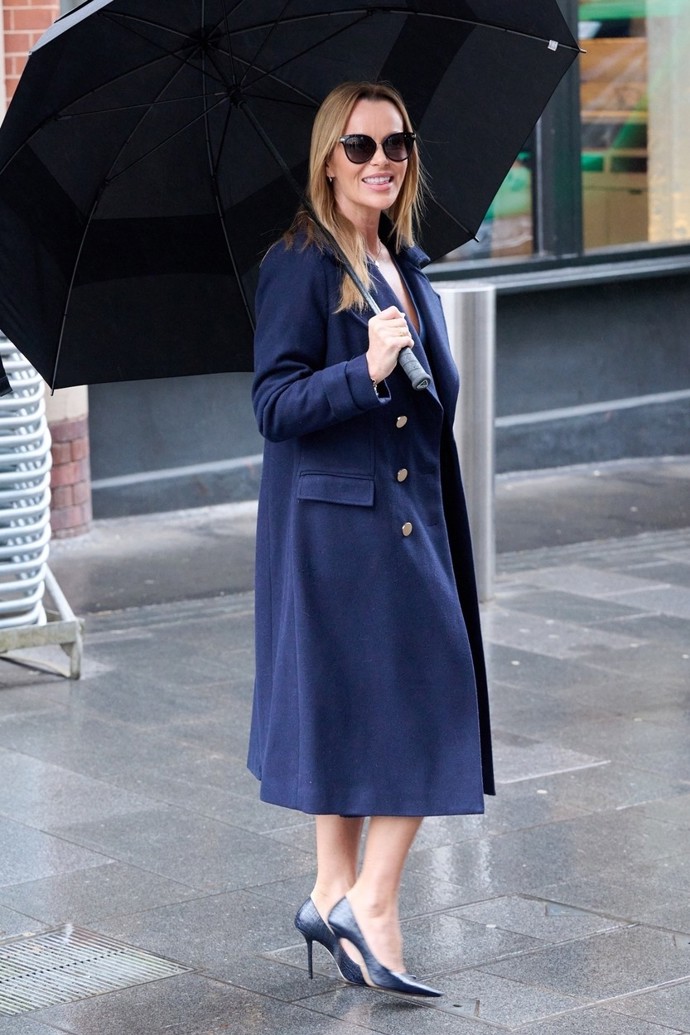 Nebo varianta s modrým kabátem a šaty.