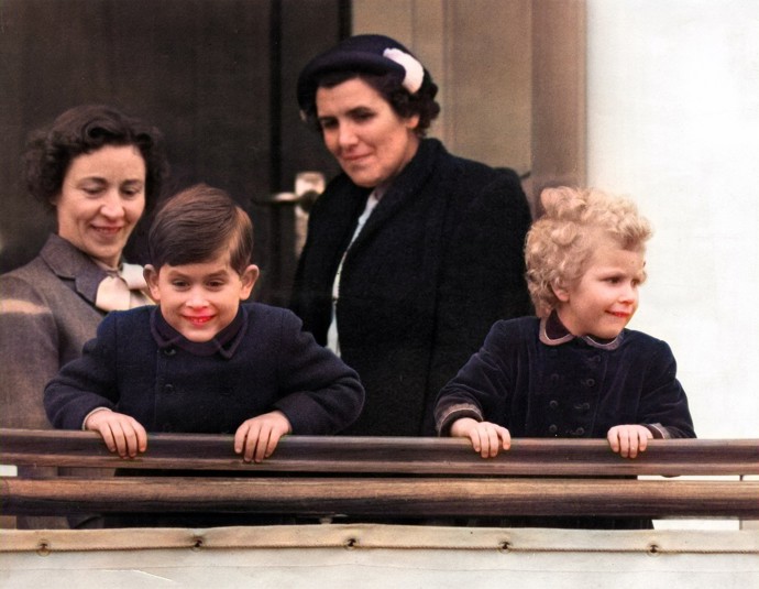 Když se člověk podívá na Charlese v roce 1954 na královské lodi Britannia, jako by viděl Louise, že?