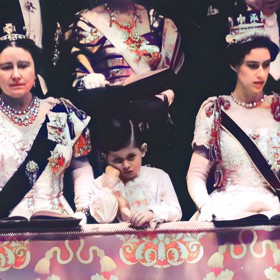 ... nebo korunovace vlastní matky (čtyřletý princ Charles, 1953).