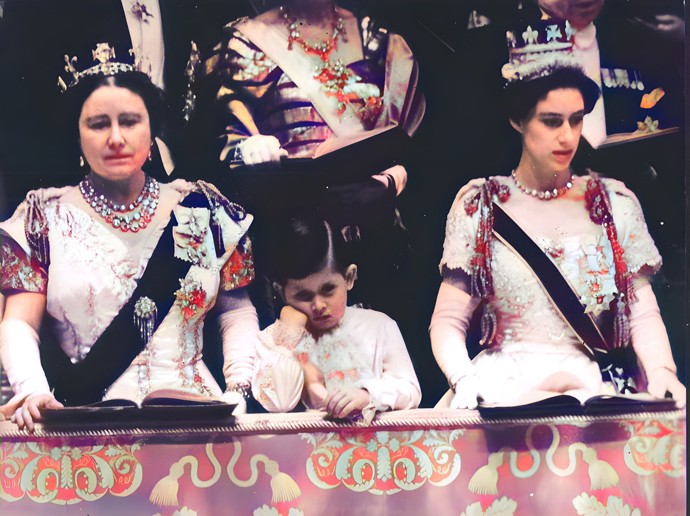 ... nebo korunovace vlastní matky (čtyřletý princ Charles, 1953).