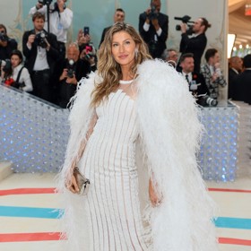 Stejný módní dům oblékal také modelku Gisele Bündchen.