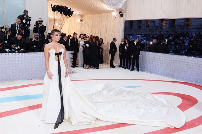 Kompletní outfit Florence Pugh z Met Gala 2023. Akce známá svým extravagantním dress codem herečce dokonale sedla.