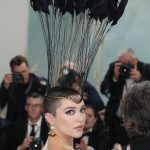 Herečka se poprvé objevila ve společnosti s oholenou hlavou na květnovém Met Gala. Následně prozradila, že jde o úpravu vlasů, kterou si prosadila do své nejnovější role v romantickém dramatu We Live in Time. Brojí totiž proti pozlátku Hollywoodu ve filmech.