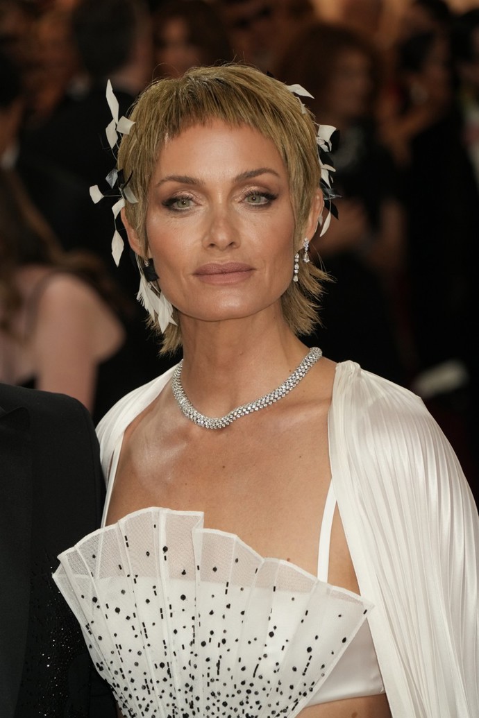 Herečka Amber Valletta a její péřová okrasa.