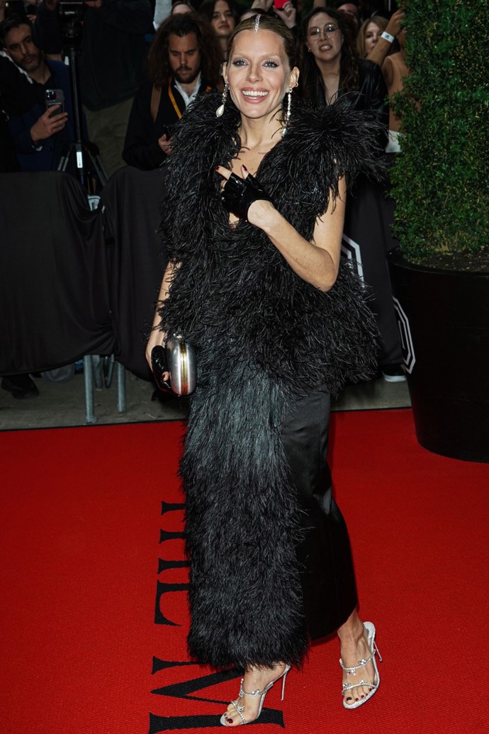 Sienna Miller v černočerné kreaci.