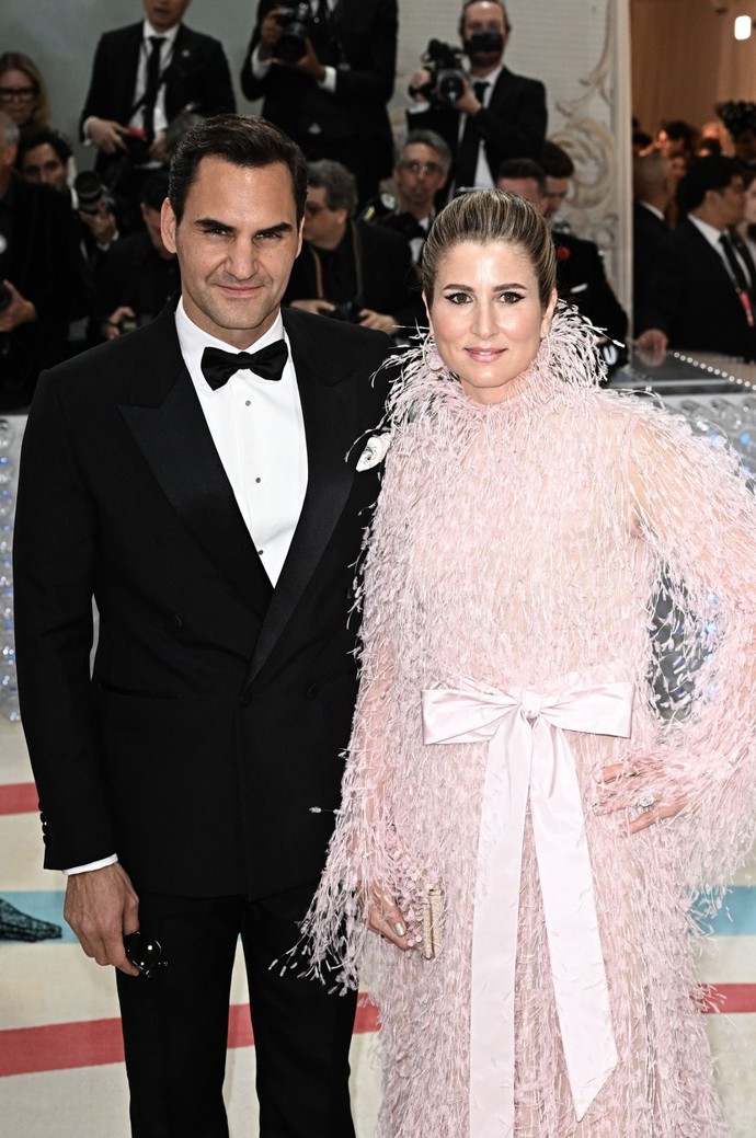 Manželka Rogera Federera Mirka v peříčkové róbě s mašlí.