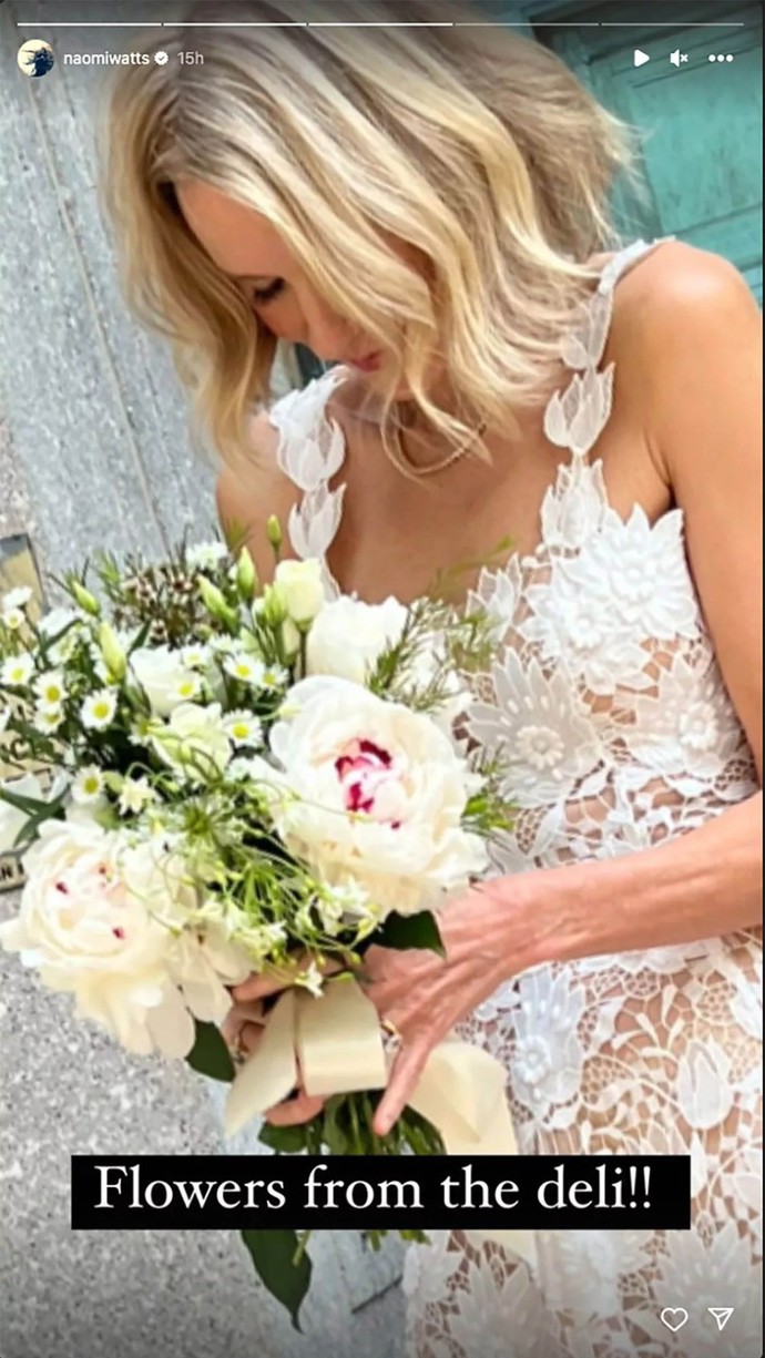 V červnu letošního roku si vzala o rok staršího kolegu Billyho Crudupa, s nímž chodila od roku 2017.