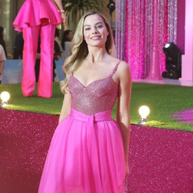 Outfity Margot Robbie do detailu napodobují styl legendární panenky.