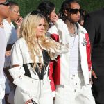 Další zpěvačka ze severoamerického kontinentu, kanaďanka Avril Lavigne zakompoovala korzetový top do džínového kompletu s průstřihy.