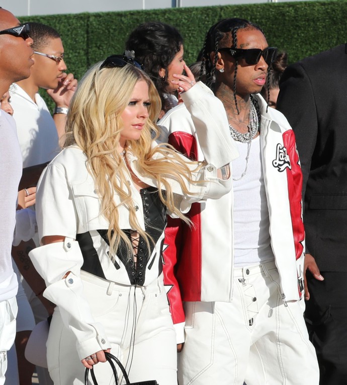 Další zpěvačka ze severoamerického kontinentu, kanaďanka Avril Lavigne zakompoovala korzetový top do džínového kompletu s průstřihy.