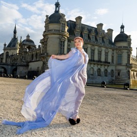 Florence Pugh v luxusních šatech od Valentina, které do puntíku odpovídají jejímu módnímu vkusu.