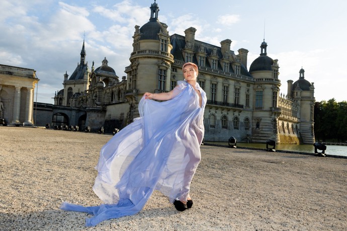 Florence Pugh v luxusních šatech od Valentina, které do puntíku odpovídají jejímu módnímu vkusu.