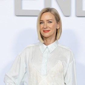 Britská herečka Naomi Watts zažívá po padesátce nejlepší období svého života. Nic na tom nemění ani fakt, že ji v pouhých 36 letech zaskočily příznaky přechodu.