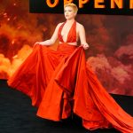 Na londýnské premiéře Oppenheimera oblékla Pugh červenou róbu s bohatou sukní a vlečkou, kteréžto také pečlivě demonstrovala fotografům. Chvílemi se navíc zdálo, že herečka má co dělat, aby v odvážných průstřizích uhlídala dekolt.