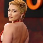 Herečka Florence Pugh, která ztvárnila jednu z hlavních hrdinek netrpělivě očekávaného kasovního trháku Oppenheimer, rozhodně nepatří mezi tradiční hollywoodské krásky. Její tvář zdobí piercing, nechala si oholit hlavu a co vystoupení na červeném koberci, to nepřehlédnutelné šaty.