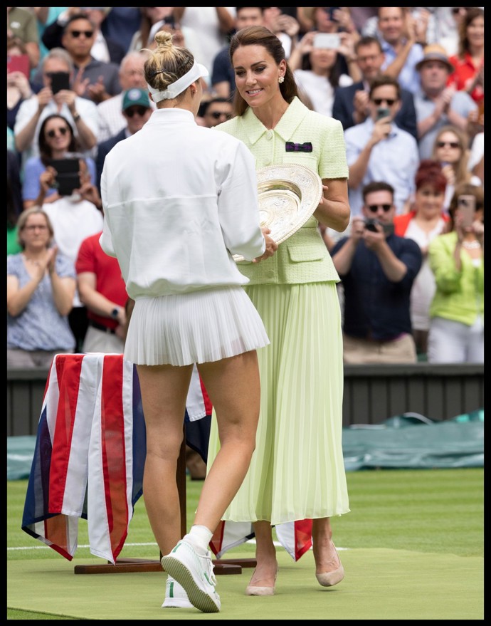 Kate Middleton předává vítěznou trofej české tenistce Markétě Vondroušové. 