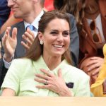 Kate Middleton nechyběl mezi doplňky její safírový zásnubní prsten.