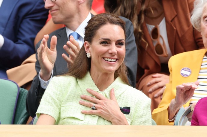 Kate Middleton nechyběl mezi doplňky její safírový zásnubní prsten. 