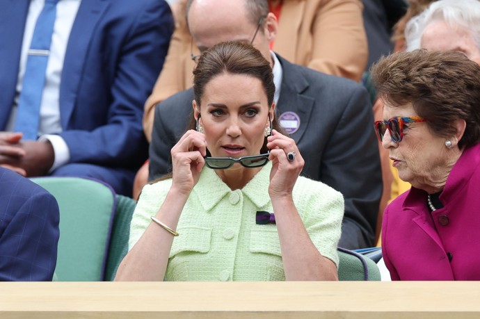 Během zápasu nemohly chybět ani sluneční brýle a ruku Kate Middleton zdobil velmi jednoduchý zlatý náramek. 