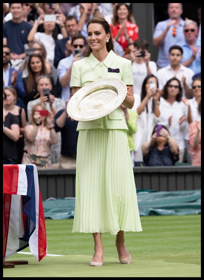 Šaty Kate Middleton zdobila také mašle fialovočerné barvy, která je znakem All England Lawn Tennis and Croquet klubu, jehož je patronkou a opravňuje ji předávat cenné trofeje. 
