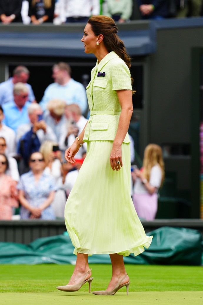 Na některých snímcích barva šatů připomínala barvu tenisového míčku. Kate rozhodně na kurtu zářila. 