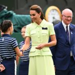 Vrchní díl šatů byl z buklé materiálu, který Kate Middleton obléká často.