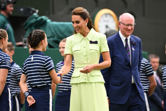 Vrchní díl šatů byl z buklé materiálu, který Kate Middleton obléká často. 